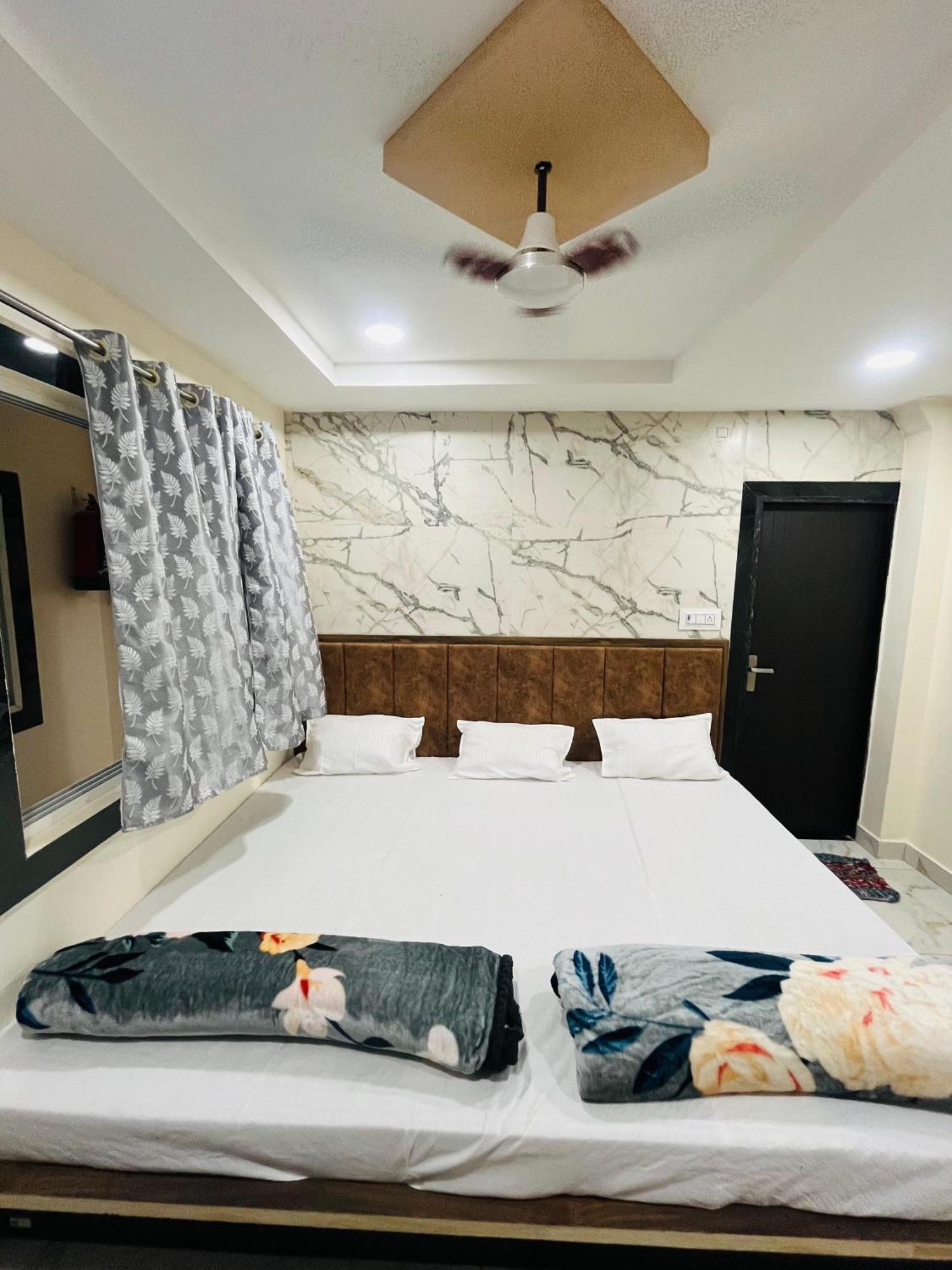 Hotel Sk Tower Ujjain Exteriör bild