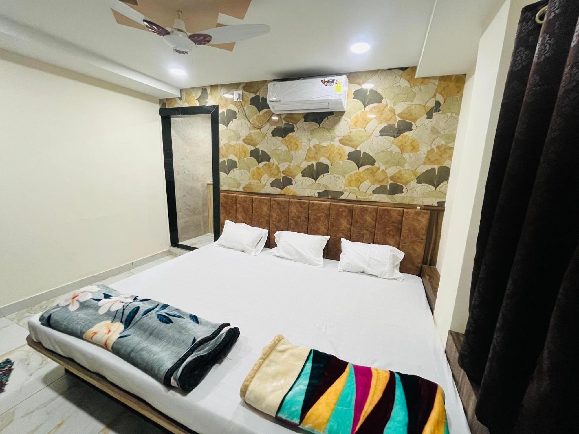 Hotel Sk Tower Ujjain Exteriör bild